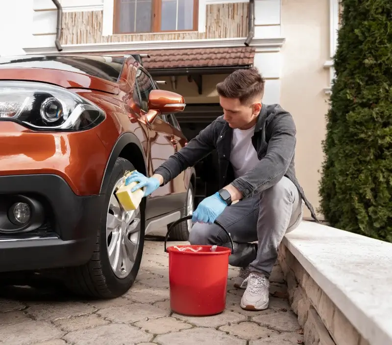 Lavage auto à domicile Enquin-lez-Guinegatte : professionnel intervenant sur un véhicule